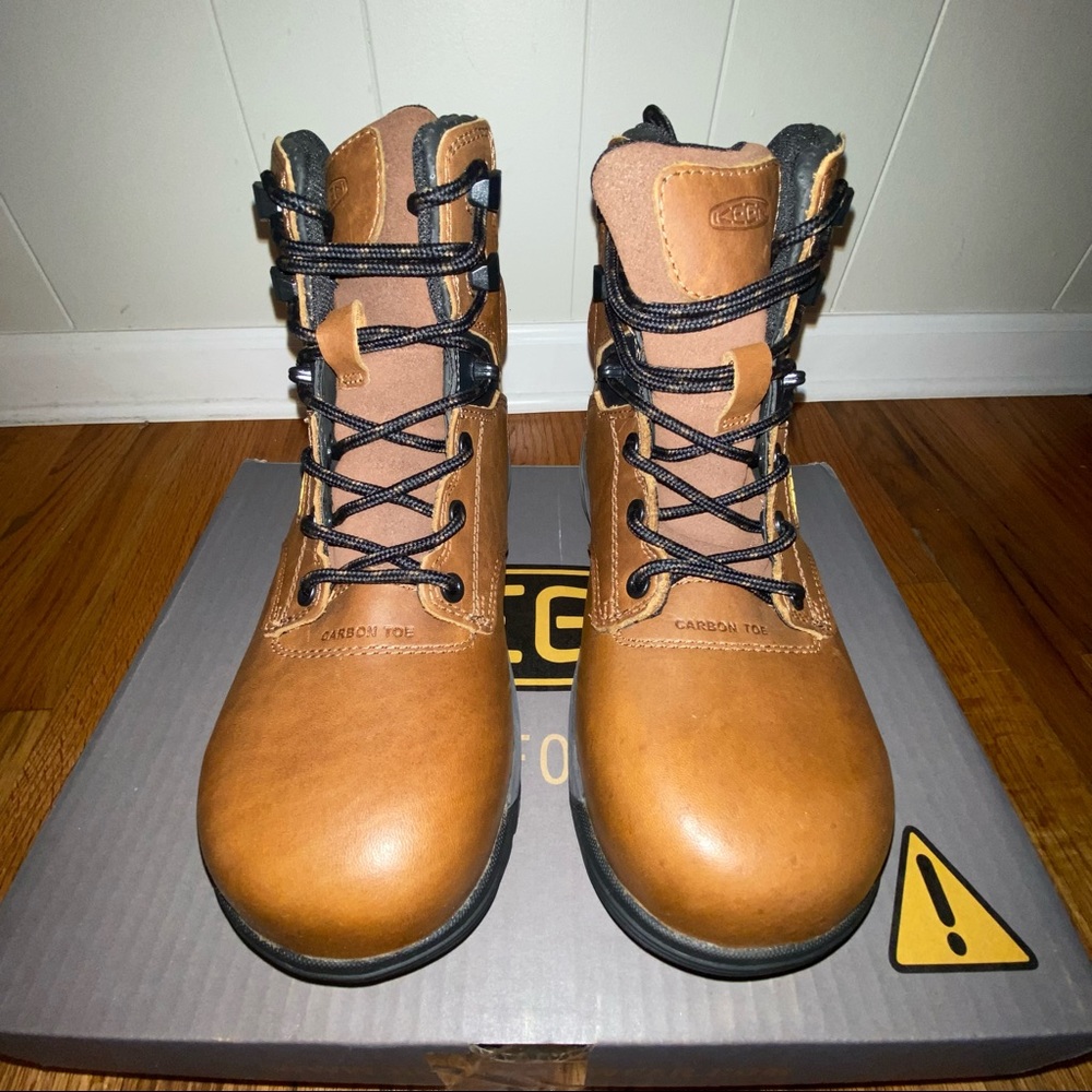 NWT (New in box) Keen women size 6 boots.